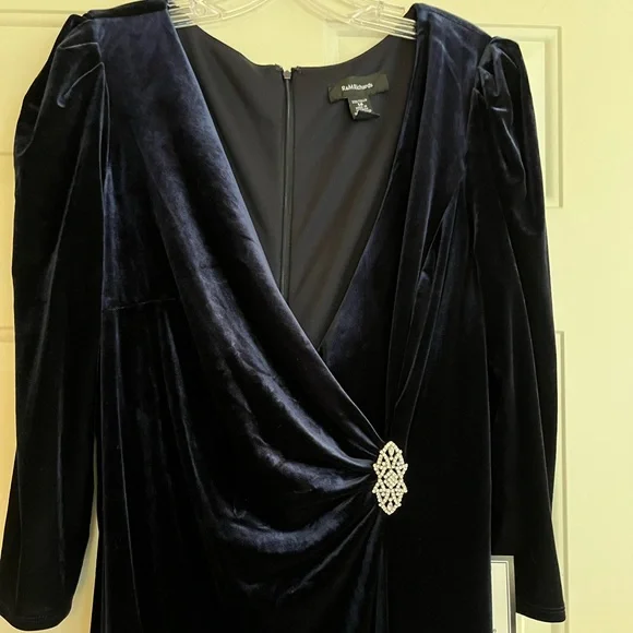 New R&M Richards blue long velvet V neck ruched poly/spandex dress. Size 14 - Picture 3 of 16